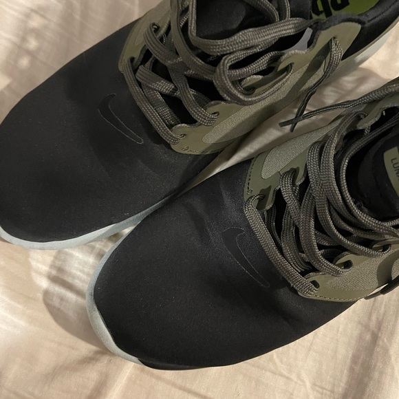 Men’s Nike running shoes - Picture 2 of 3